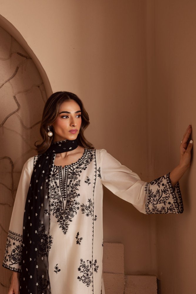 3PC EMBROIDERED LAWN SUIT - SR - 704 - Rangoli Store